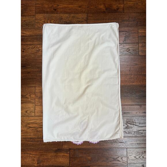 Vintage Linens - Pair of Embroidered Pillowcases - Purple Crochet Doilies - Picture 3 of 5